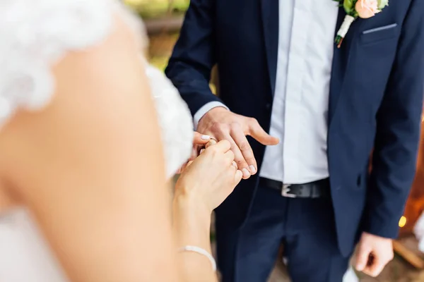Bruden Och Brudgummen Bära Ringar Ringar Närbild — Stockfoto