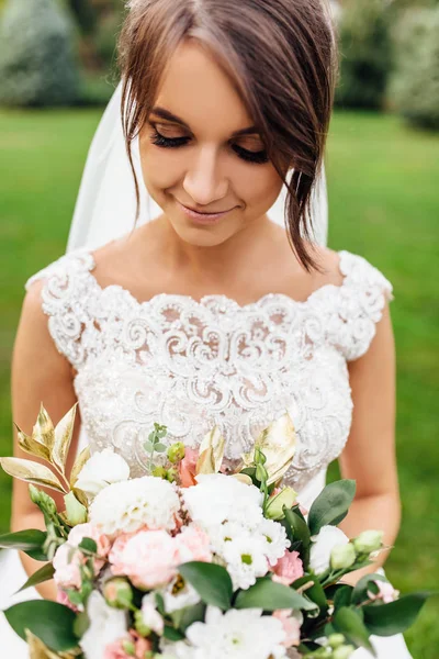 Doğada güzel bir gelinin portresi.