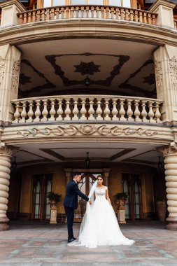 Gelin ve damat building yakınındaki portresi