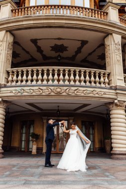 Gelin ve damat building yakınındaki portresi