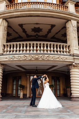 Gelin ve damat building yakınındaki portresi