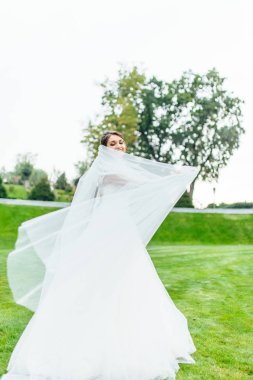 Doğada güzel bir gelinin portresi.