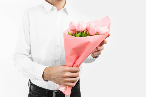 Close-up de mãos segurando um buquê de tulipas, presente para o dia dos namorados — Fotografia de Stock