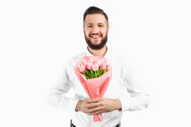 Bir sakallı bir buket laleler, Sevgililer günü için bir hediye tutarak zarif adam. Beyaz bir arka plan üzerinde