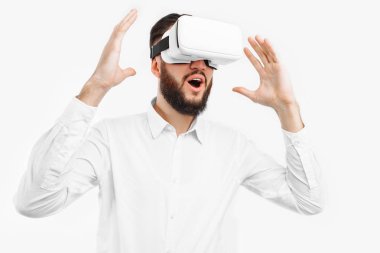 bir adam sanal bardaklarda yakın çekim