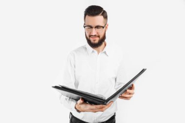 adam beyaz bir arka plan üzerinde onun elinde bir klasörle