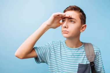 Mavi bir arka plan üzerinde mesafe içine Genç, bir evrak çantası, adamla görünüyor