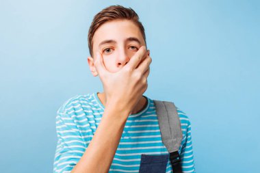 adam ağzını elini sessizlik kavramı ile kaplı.