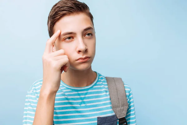 Pensivo Adolescente Cara Fundo Azul — Fotografia de Stock