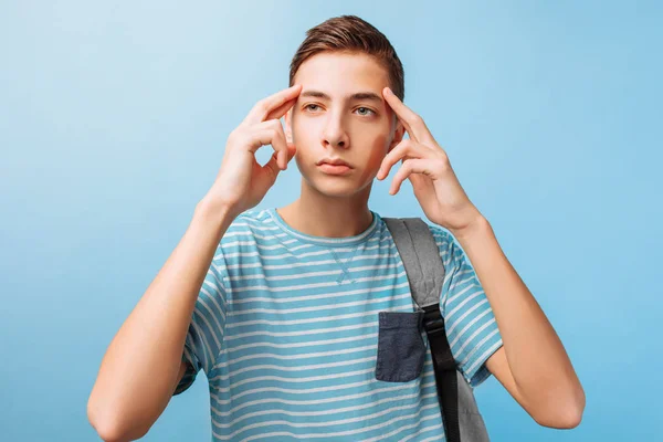 Pensivo Adolescente Cara Fundo Azul — Fotografia de Stock