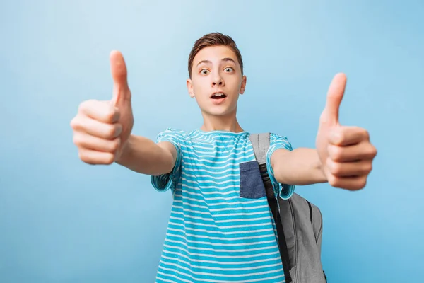 Adolescente Alegre Cara Olhando Para Câmera Mostrando Polegar Para Cima — Fotografia de Stock