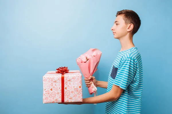 Έφηβος Αγόρι Δίνει Δώρο Και Λουλούδια Ένας Άνθρωπος Στην Αγάπη — Φωτογραφία Αρχείου