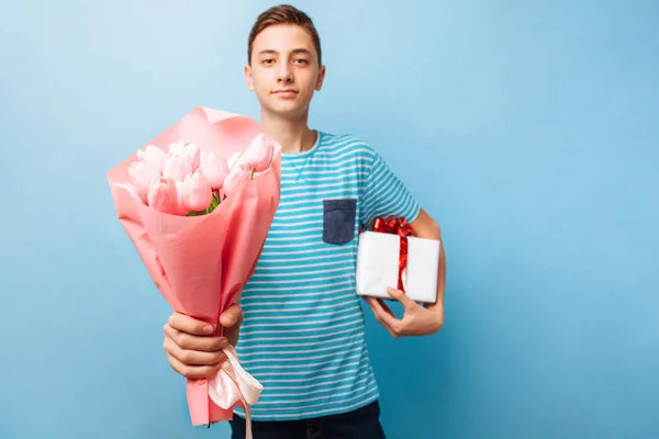 Έφηβος Αγόρι Δίνει Δώρο Και Λουλούδια Ένας Άνθρωπος Στην Αγάπη — Φωτογραφία Αρχείου