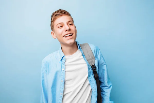 Adolescente Bonito Com Uma Pasta Estudante Fundo Azul — Fotografia de Stock