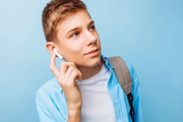 Adam Bir Açık Mavi Renkli Kablosuz Kulaklıktan Müzik Dinleme — Stok fotoğraf