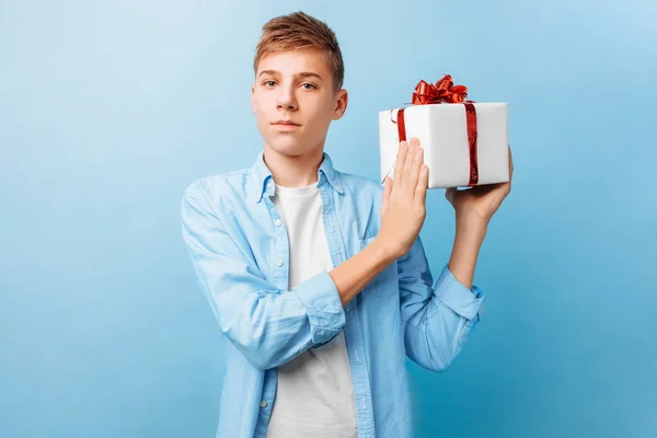 Man Met Een Cadeau Zijn Handen Voor Valentijnsdag Een Blauwe — Stockfoto