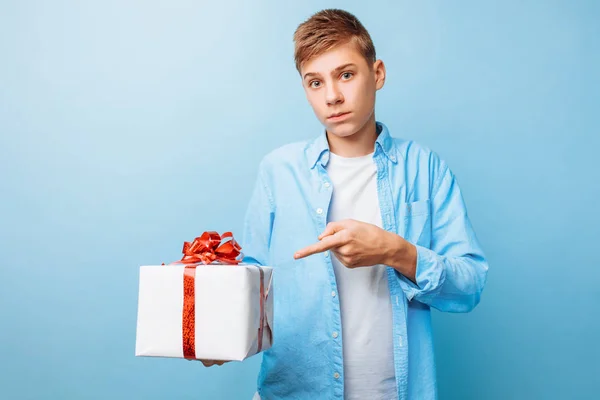Man Met Een Cadeau Zijn Handen Voor Valentijnsdag Een Blauwe — Stockfoto