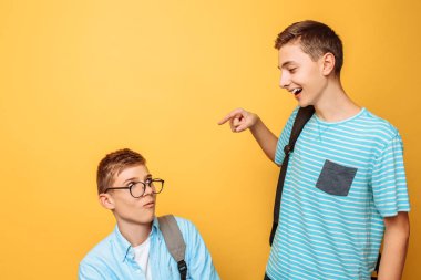 İki genç arkadaş, bir adam diğer küçük düşüren, popüler popüler olmayan küçük düşüren