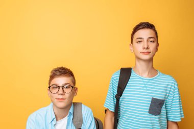 İki genç arkadaş, bir adam diğer küçük düşüren, popüler popüler olmayan küçük düşüren
