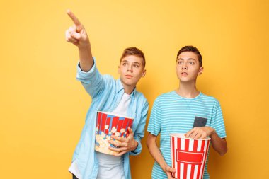 Görüntü iki güzel çocuk, ilginç bir film izlerken ve patlamış mısır yemek çocuklar heyecanlı