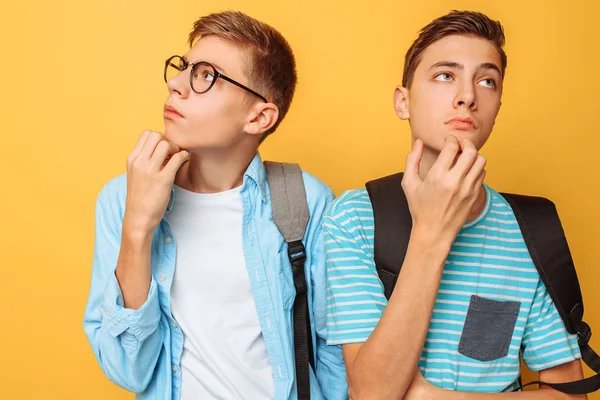 Dois Adolescentes Atenciosos Caras Que Estão Tentando Encontrar Solução Certa — Fotografia de Stock