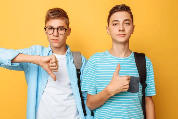 Dois Adolescentes Caras Mostram Emoções Opostas Amigos Mostram Gestos Positivos — Fotografia de Stock