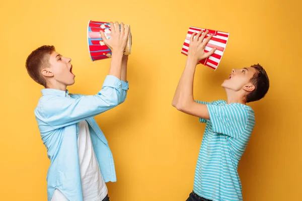 Zwei Teenager Essen Popcorn Und Haben Spaß — Stockfoto