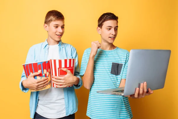 Due Amici Adolescenti Con Secchio Popcorn Nelle Loro Mani Computer — Foto Stock