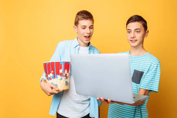 Dois Amigos Adolescentes Com Balde Pipoca Suas Mãos Laptop Preparando — Fotografia de Stock