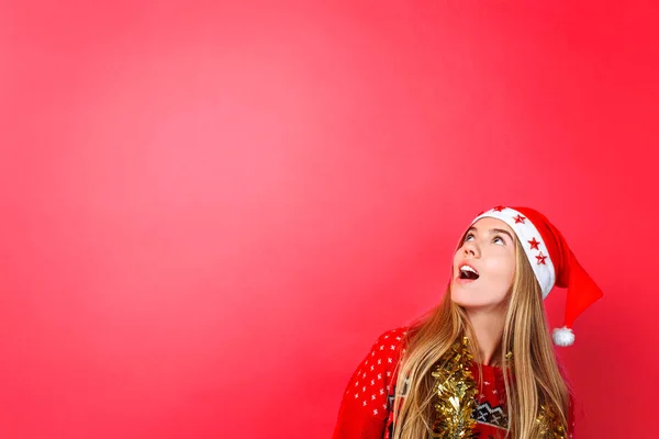 Una Hermosa Chica Sorprendida Sombrero Santa Claus Con Oropel Cuello — Foto de Stock