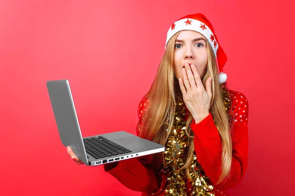 Chica Sorprendida Suéter Rojo Sombrero Santa Con Ordenador Portátil Mano —  Fotos de Stock