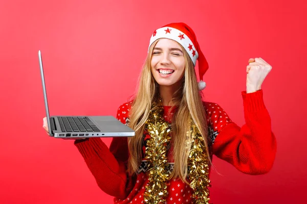 Chica Feliz Suéter Rojo Sombrero Santa Mirando Ordenador Portátil Emocionado —  Fotos de Stock