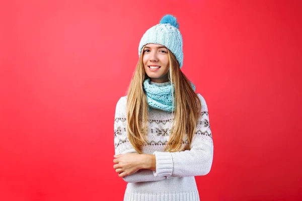 Vacker Flicka Står Isolerade Röd Bakgrund Varma Blå Hatt Och — Stockfoto