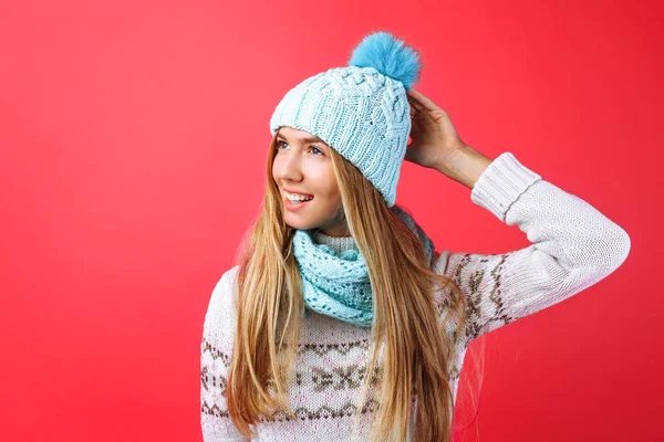 Menina Bonita Isolado Fundo Vermelho Chapéu Azul Quente Cachecol Quente — Fotografia de Stock