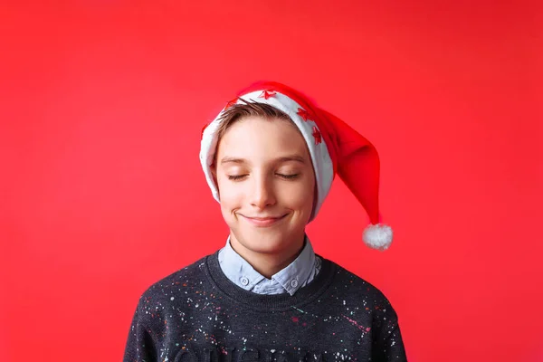 Mooie Doordachte Tiener Kerstmuts Lacht Met Zijn Ogen Gesloten Dromen — Stockfoto