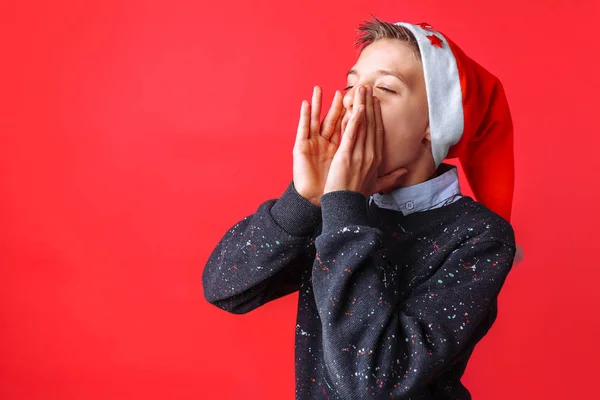 Красиві Підлітка Санта Hat Зимовий Одяг Кричали Новорічна Тема Ізольовані — стокове фото