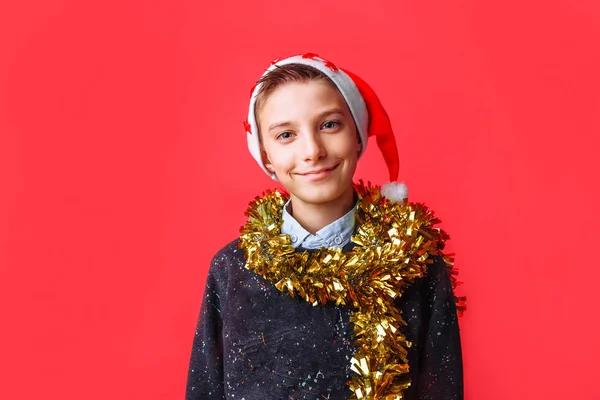 Симпатичний Підліток Санта Клауса Капелюх Мішура Шиї Посміхаючись Червоному Тлі — стокове фото