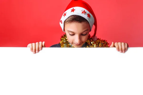 Retrato Una Hermosa Adolescente Con Sombrero Santa Con Oropel Cuello — Foto de Stock