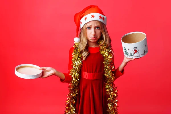 Frustrovaný Teen Dívka Santa Hat Pozlátko Krku Zklamaně Drží Prázdné — Stock fotografie