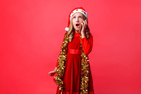 Portrait Surprised Schoolgirl Girl Santa Hat Tinsel Neck Emotionally Talking — Stock Photo, Image