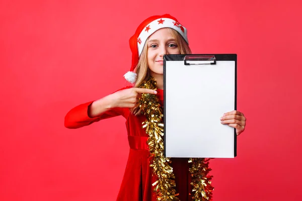 Meisje Kerstmuts Bladgoud Hals Houdt Tablet Met Een Schone Lei — Stockfoto