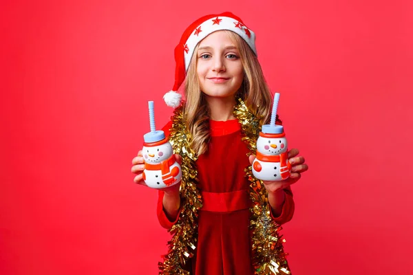 Adolescente Chapéu Papai Noel Ouropel Pescoço Segura Garrafas Suco Natal — Fotografia de Stock