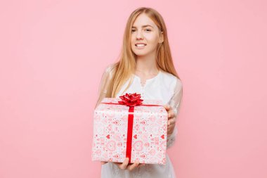 Mutlu genç kız, beyaz bir elbise, bir hediye kutusu ile elinde, hediye huşu içinde