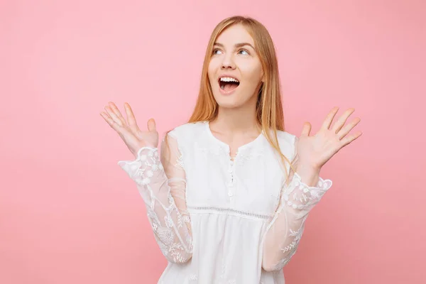 Porträt Einer Schockierten Schönen Mädchen Einem Weißen Kleid Eine Nette — Stockfoto