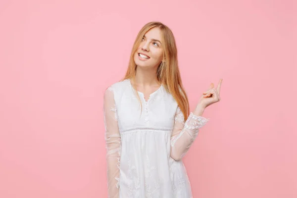 Una Chica Feliz Pensativa Con Vestido Blanco Está Pensando Algo — Foto de Stock