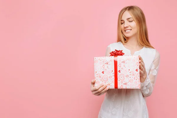 Retrato Uma Jovem Mulher Feliz Vestido Branco Com Uma Caixa — Fotografia de Stock