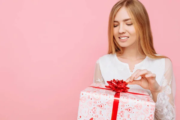 Menina Feliz Vestido Branco Com Uma Caixa Presente Mão Temor — Fotografia de Stock