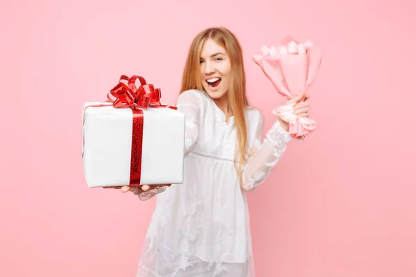 Retrato Uma Jovem Mulher Feliz Vestido Branco Com Uma Caixa — Fotografia de Stock