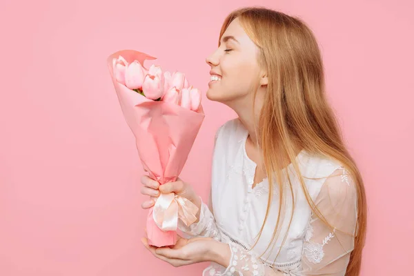 Hermosa Chica Vestido Blanco Levanta Con Ramo Tulipanes Rosados Sobre — Foto de Stock