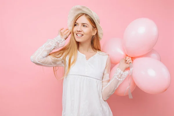 Szczęśliwa Dziewczyna Białej Sukni Słomkowym Kapeluszu Posiada Balony Jej Ręce — Zdjęcie stockowe